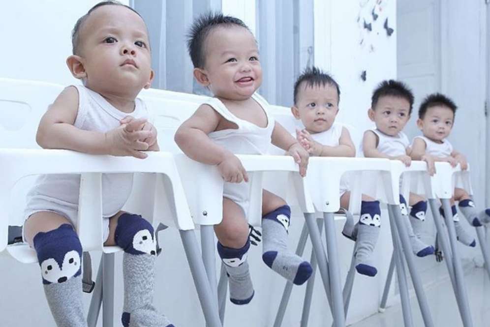 Intip 'Rusuhnya' Keseharian Bayi Kembar 5 di Cirebon