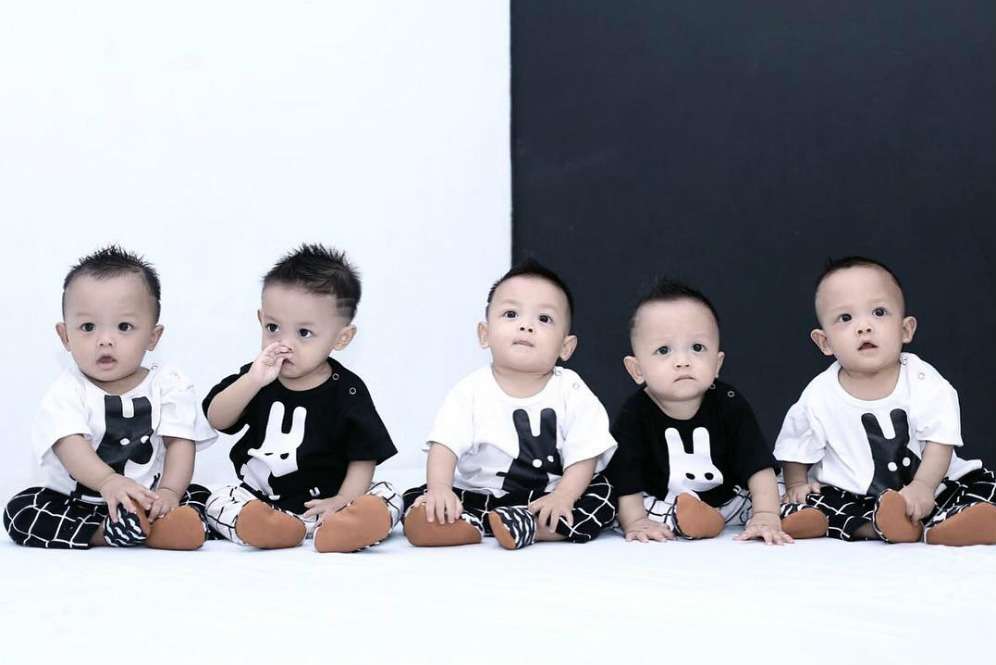 Intip 'Rusuhnya' Keseharian Bayi Kembar 5 di Cirebon