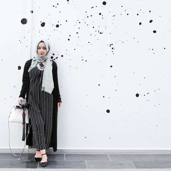 #HOTD: Motif Garis Vertikal Bikin Seerat Abbas Kurus & Jenjang