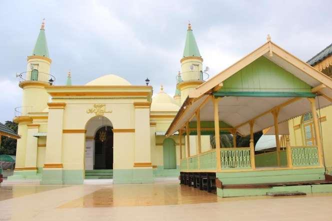 Masya Allah, Cantiknya Masjid Putih Telur di Pulau Penyengat