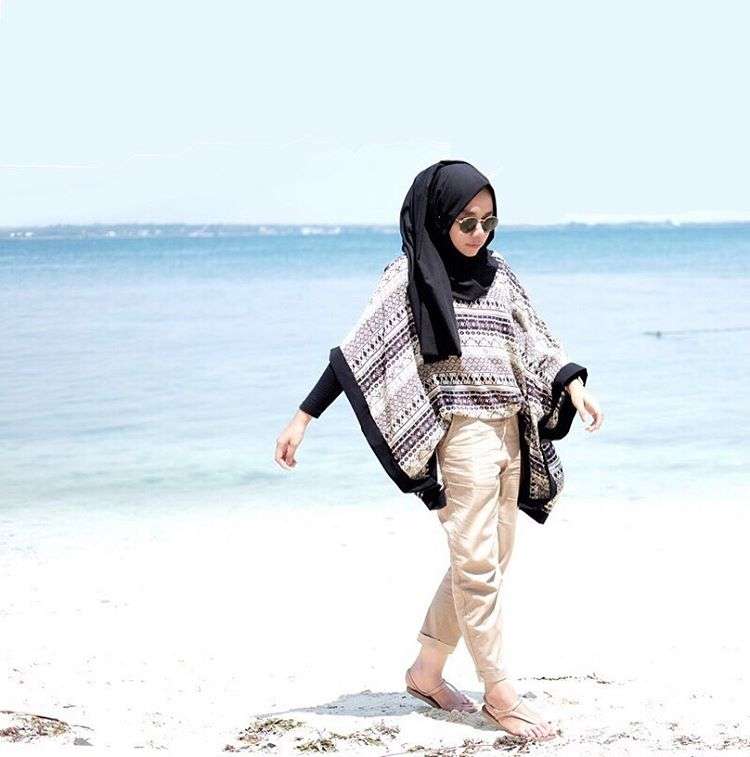 #HOTD: Batwing Blouse Pilihan Hilda Ayudya ke Pantai