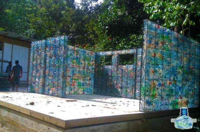 Yuk Intip Kampung Unik, Semua Rumah Terbuat dari Botol Plastik