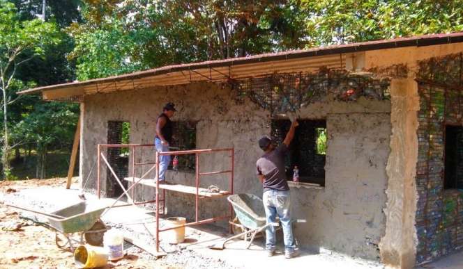Yuk Intip Kampung Unik, Semua Rumah Terbuat dari Botol Plastik