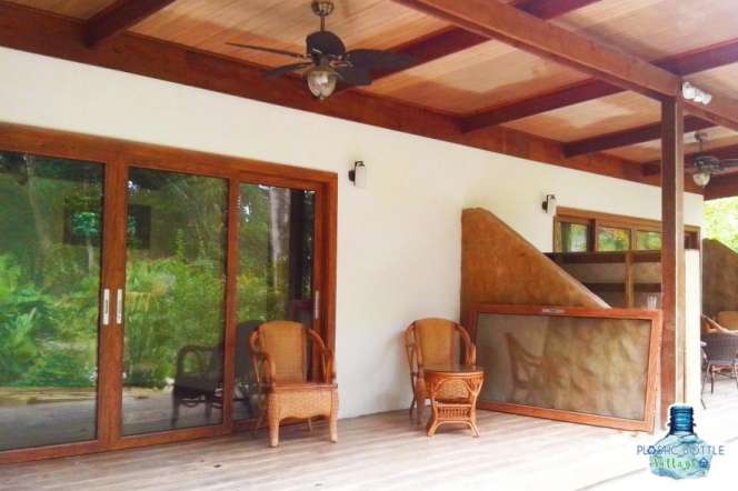 Yuk Intip Kampung Unik, Semua Rumah Terbuat dari Botol Plastik