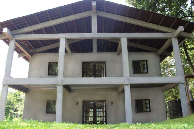 Yuk Intip Kampung Unik, Semua Rumah Terbuat dari Botol Plastik