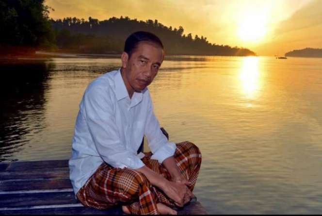 [FOTO] Gaya `Sarungan` Ala Presiden Jokowi