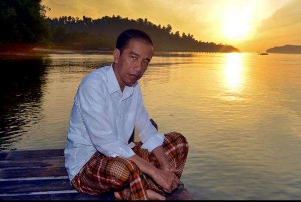 [FOTO] Gaya `Sarungan` Ala Presiden Jokowi