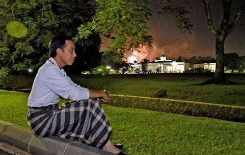 [FOTO] Gaya `Sarungan` Ala Presiden Jokowi