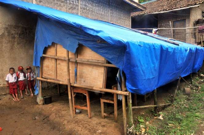 `Sekolahku Beratap Terpal, Beralas Tanah`