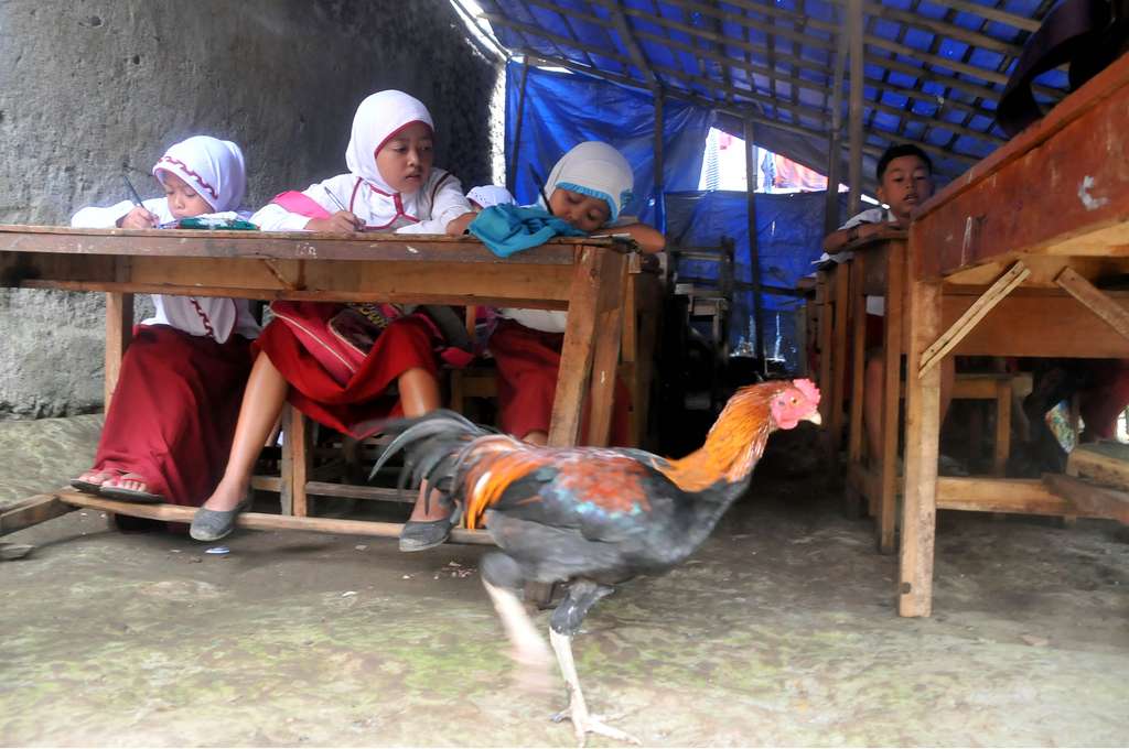 `Sekolahku Beratap Terpal, Beralas Tanah`