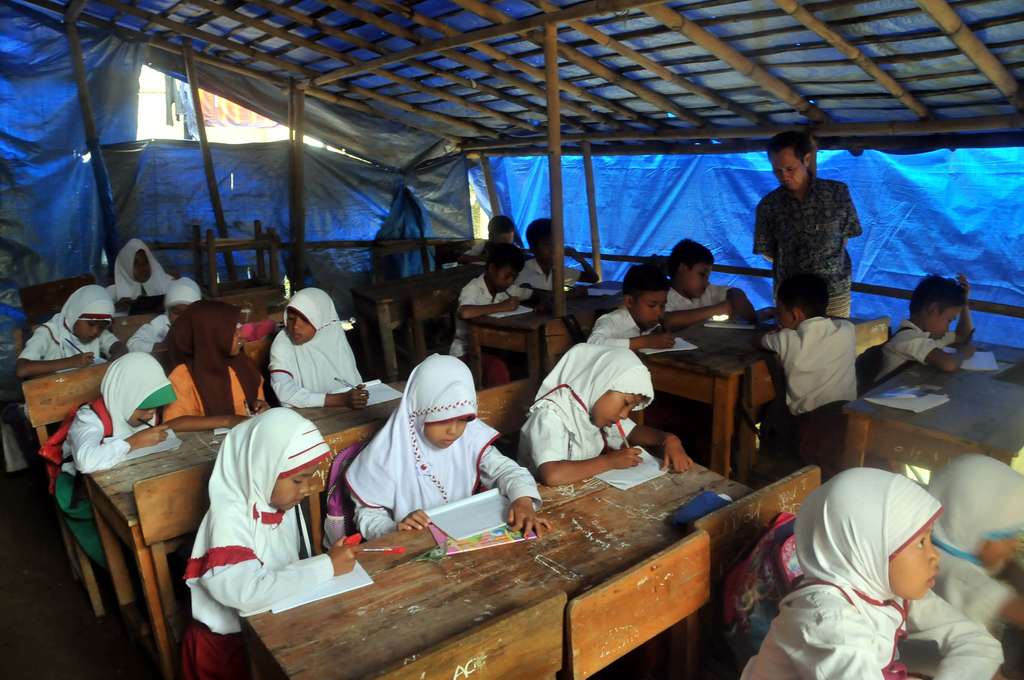 `Sekolahku Beratap Terpal, Beralas Tanah`