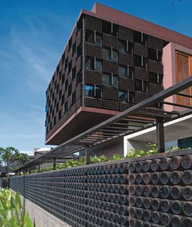 Keren! Rumah dari Botol Bekas Milik Kang Emil