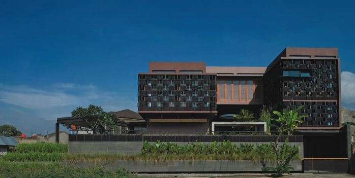 Keren! Rumah dari Botol Bekas Milik Kang Emil