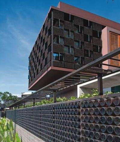 Keren! Rumah dari Botol Bekas Milik Kang Emil