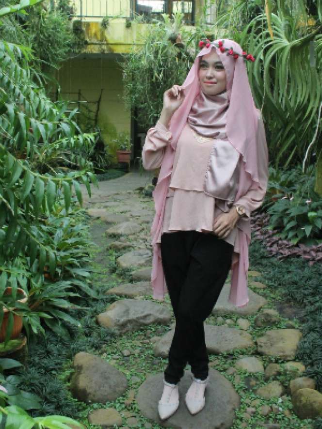#HOTD: Gaya Feminin Usi Sundus dengan Merah Muda