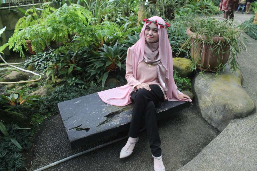 #HOTD: Gaya Feminin Usi Sundus dengan Merah Muda