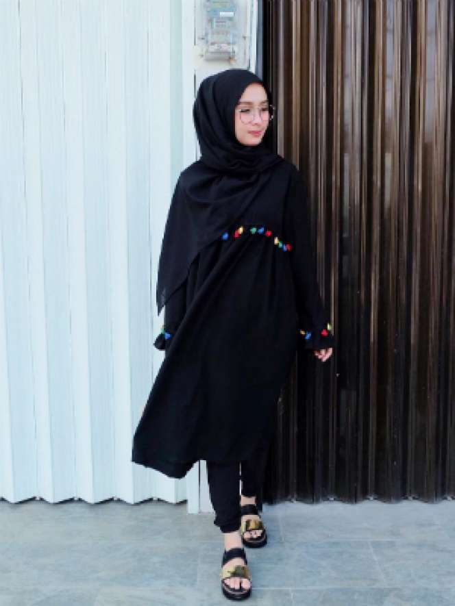 #HOTD: Busana Serba Hitam Ellend Muzzaky, Tak Selamanya Kelam