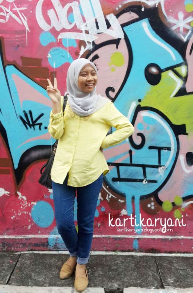 #HOTD: Warna Terang di Cuaca Gelap Ala Kartika Aryani