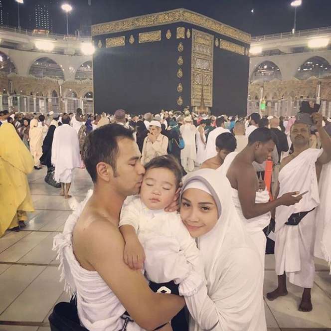 Perjalanan Umroh Raffi-Nagita