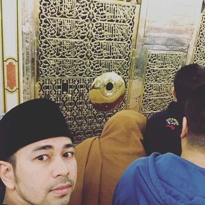 Perjalanan Umroh Raffi-Nagita