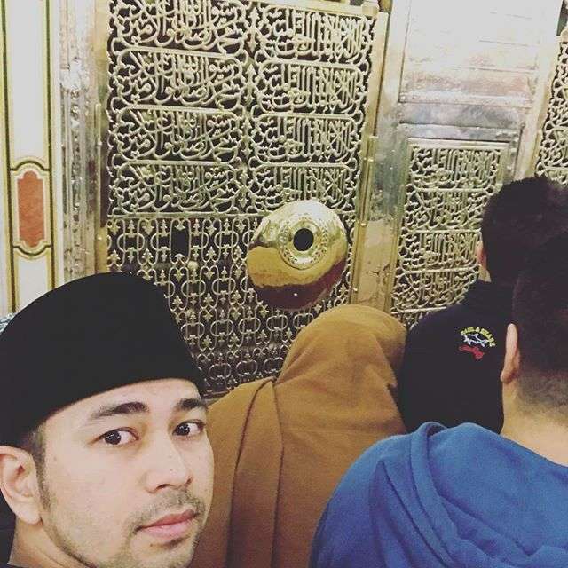 Perjalanan Umroh Raffi-Nagita