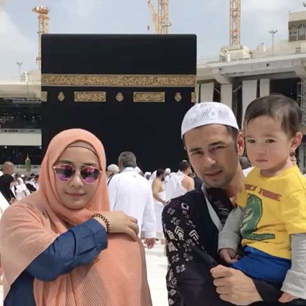 Perjalanan Umroh Raffi-Nagita