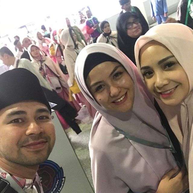 Perjalanan Umroh Raffi-Nagita