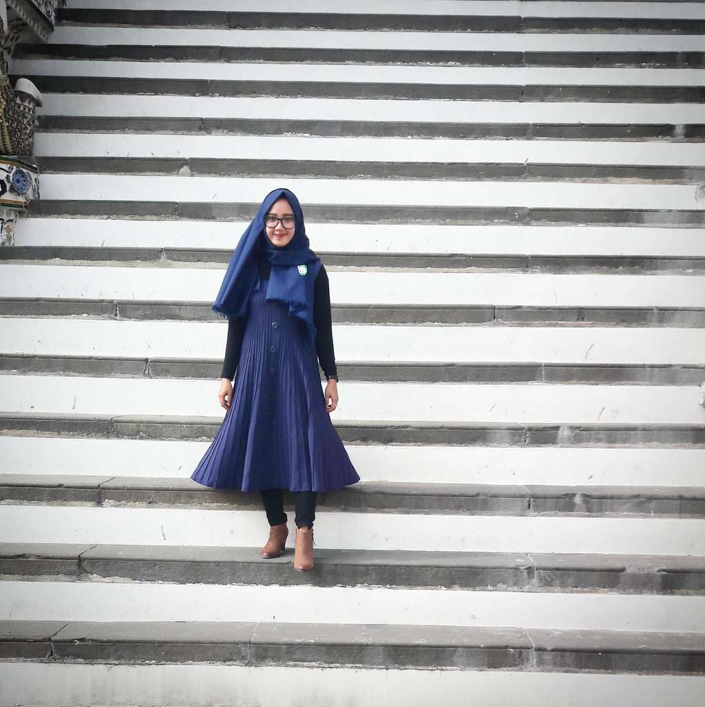 #HOTD: Nuansa Navy Hitam Temani Yona Aqnestasari Liburan