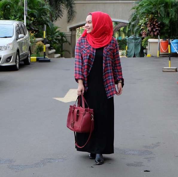 #HOTD: Referensi Penggunaan Kemeja untuk Hijaber Tanya Savira