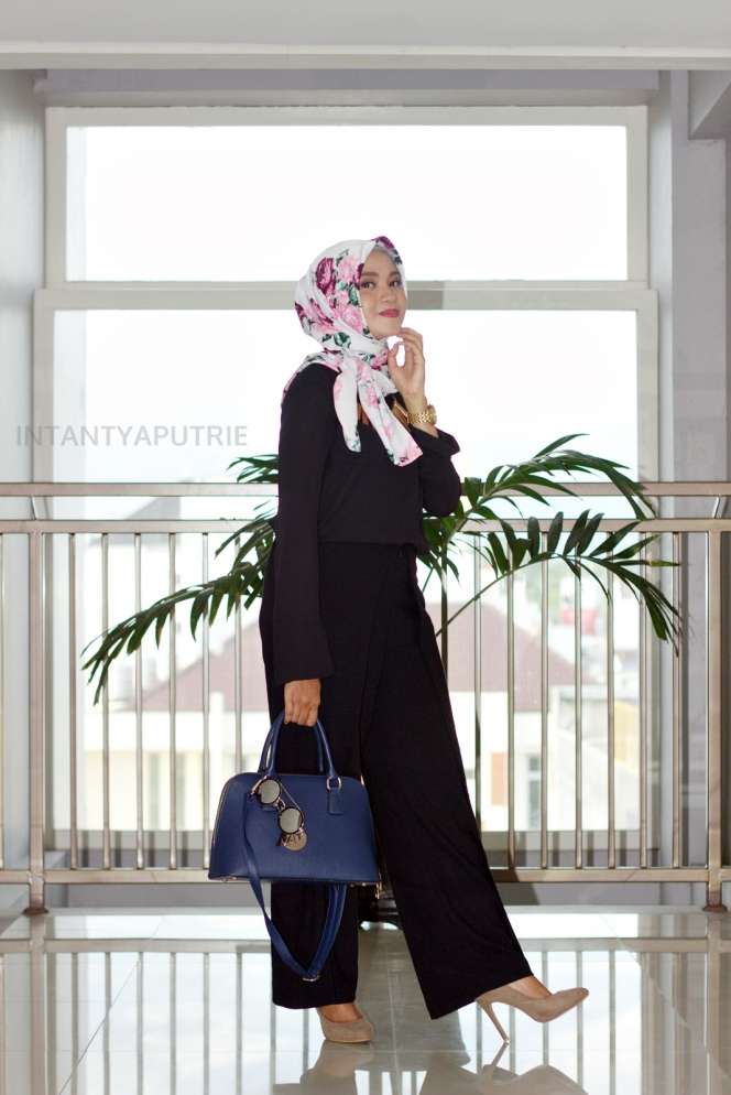 #HOTD: Gaya 'Office Look' Intantya Putrie di Acara Semi Formal