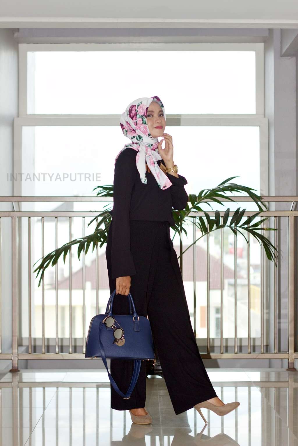 #HOTD: Gaya 'Office Look' Intantya Putrie di Acara Semi Formal