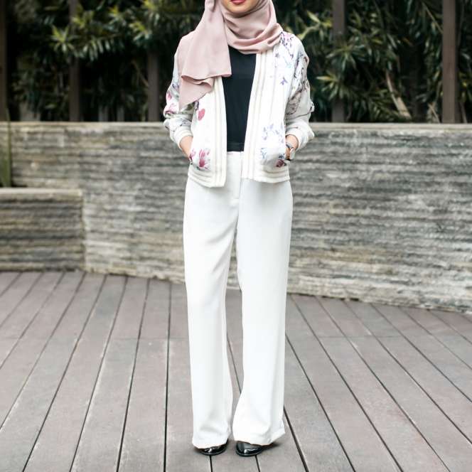 #HOTD: Gaya Feminin Firaa Assagaf dengan Bomber Pastel