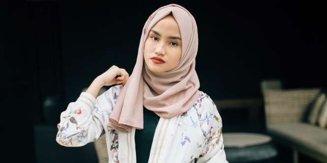 #HOTD: Gaya Feminin Firaa Assagaf dengan Bomber Pastel