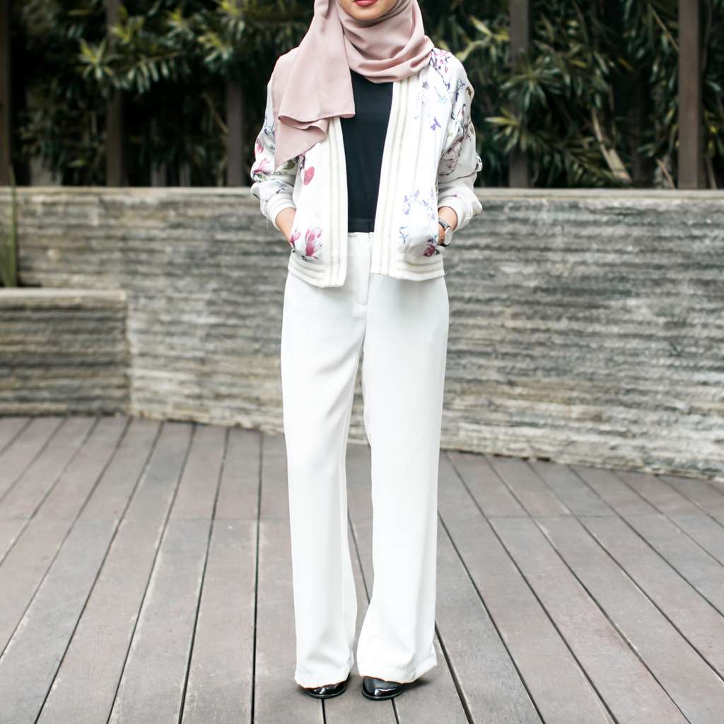 #HOTD: Gaya Feminin Firaa Assagaf dengan Bomber Pastel