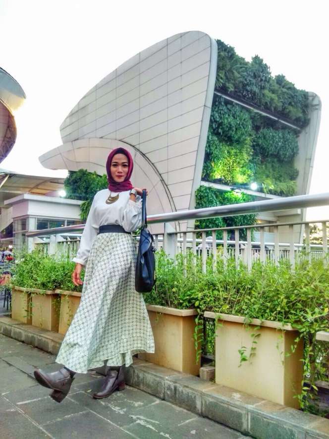 #HOTD: Edgy dengan Rok Batik Eris Gient Saputri
