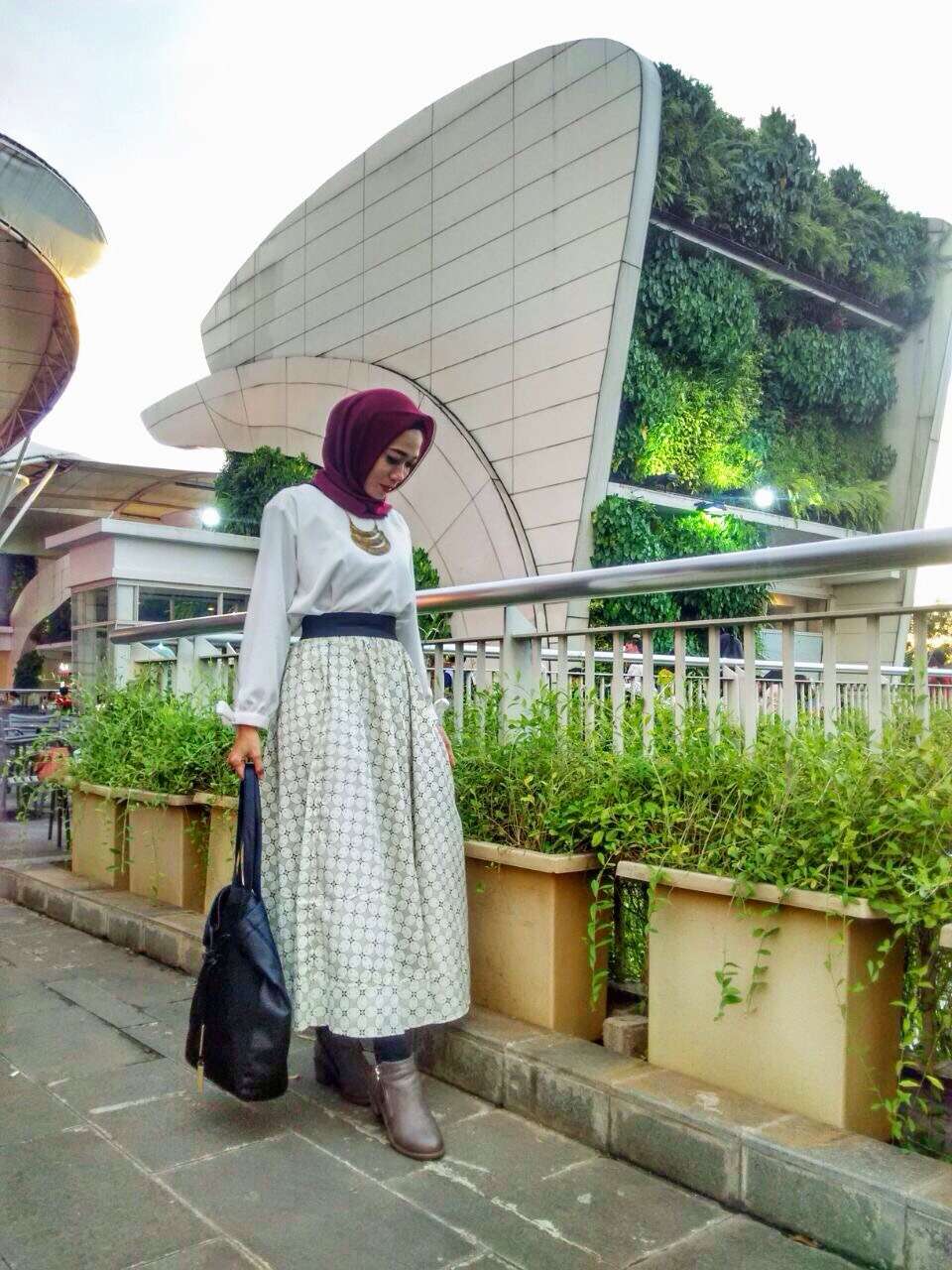 #HOTD: Edgy dengan Rok Batik Eris Gient Saputri