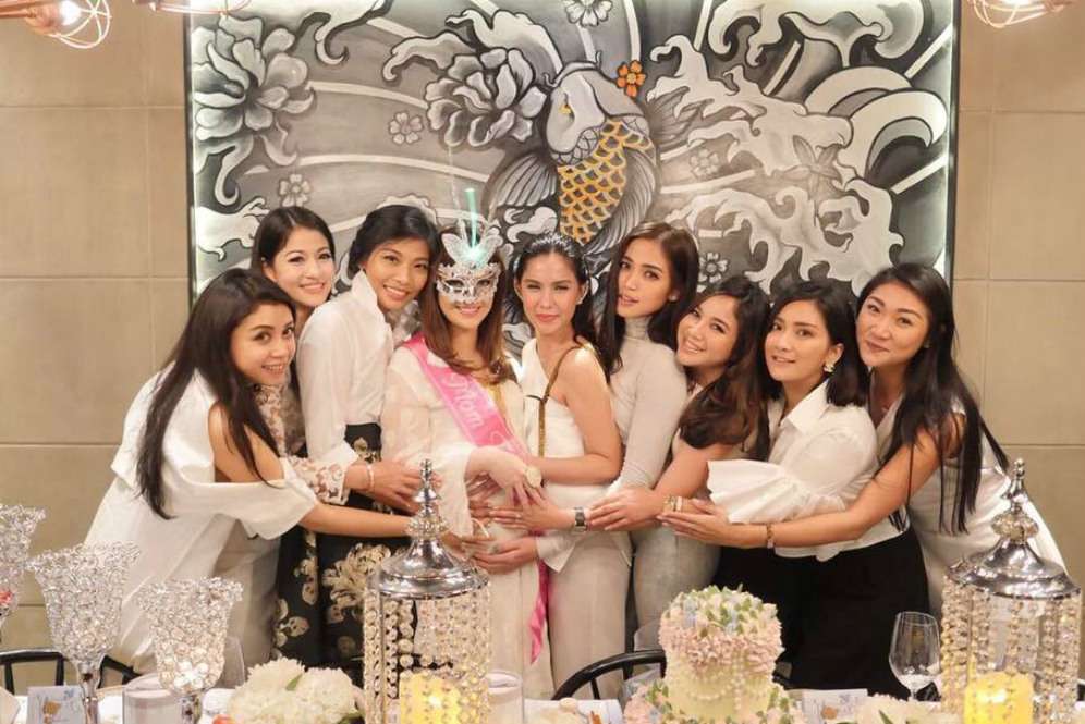 Nia Ramadhani Dapat Kejutan Baby Shower Mewah dari Sahabat