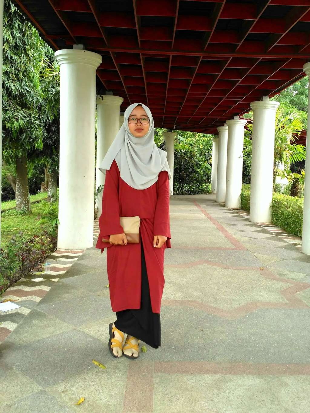 #HOTD: Paduan Blus Merah Panjang & Rok Sepan Hitam Nur Aziza B