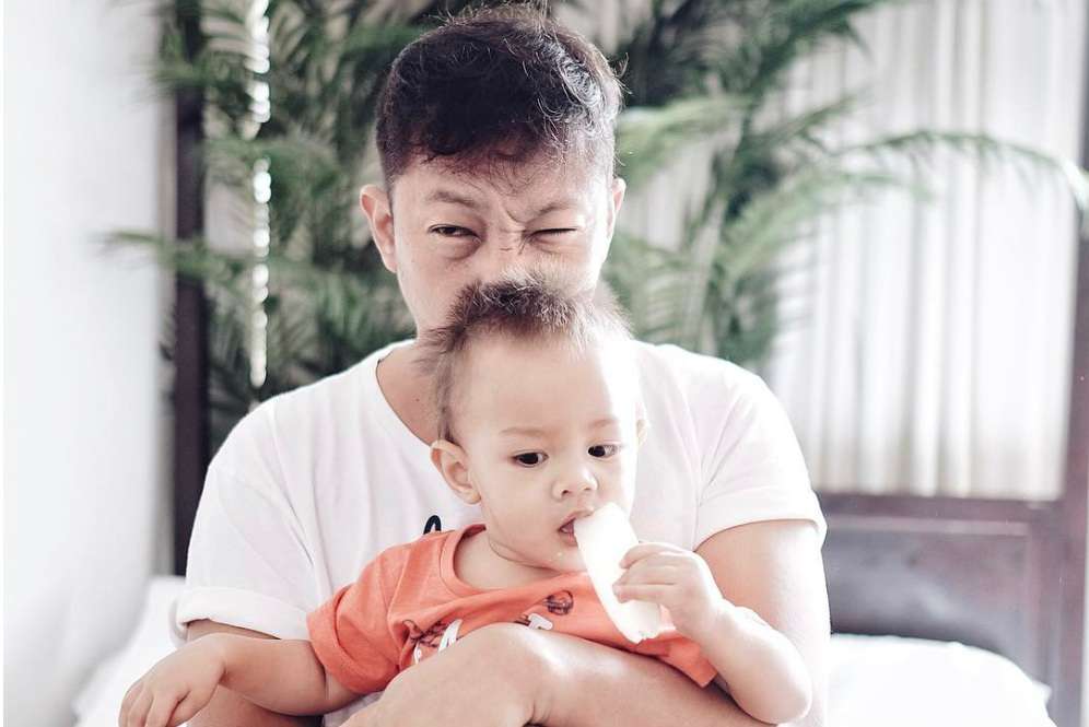 Gemas! Pose Kocak Ringgo Agus dan Sang Anak