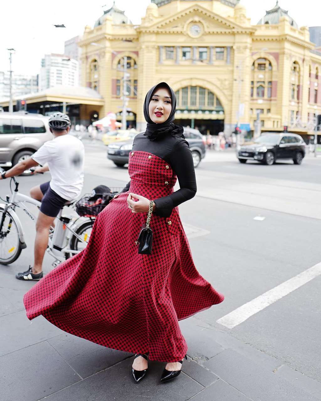 #HOTD: Hitam & Merah, Paduan Elegan Dian Pelangi