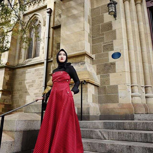 #HOTD: Hitam & Merah, Paduan Elegan Dian Pelangi