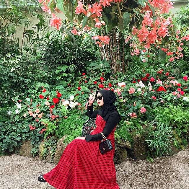 #HOTD: Hitam & Merah, Paduan Elegan Dian Pelangi