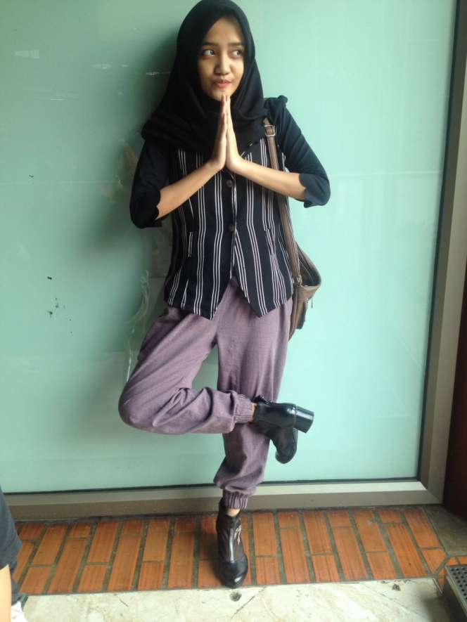 #HOTD: Balutan Monokrom Simpel Rini C. Natasya