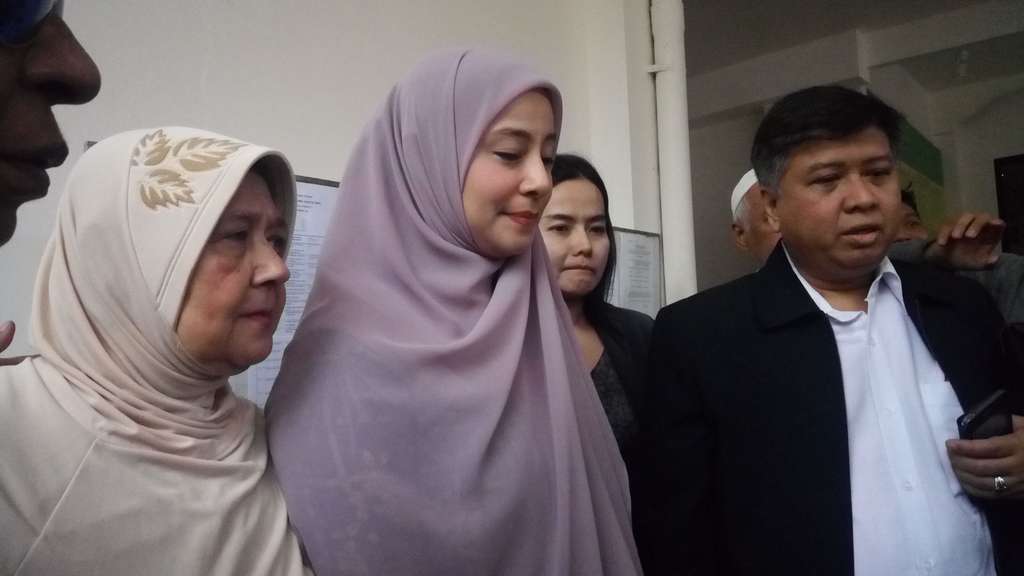 Hijab Ungu Istri Al Habsyi