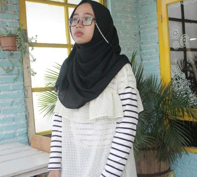 #HOTD: Nur Aziza Percaya Diri Memadukan Kuning dan Hitam