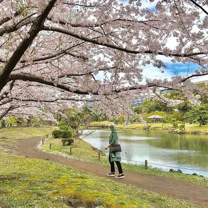#HOTD: Gaya Nyentrik Dian Safira di Negeri Sakura