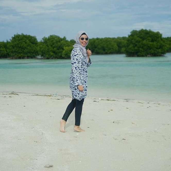 #HOTD: Gaya Busana Prilia Nur Afrida di Pantai