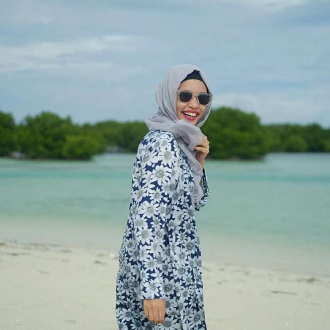 #HOTD: Gaya Busana Prilia Nur Afrida di Pantai