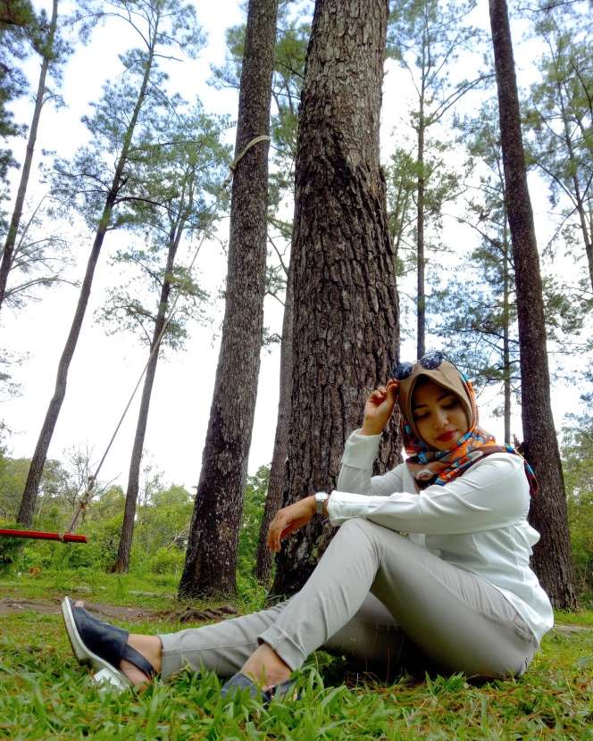 #HOTD: Warna Busana Favorit Herda Dewi Saat Travelling