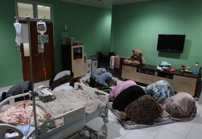 Mereka Berdoa untuk Julia Perez